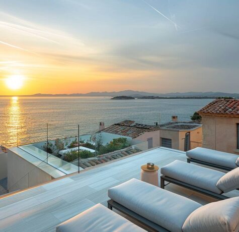 Garde-corps en verre sur toit-terrasse de villa à Saint-Tropez avec vue mer