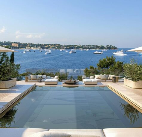 Toiture-terrasse panoramique sur villa de luxe à Saint-Tropez avec piscine et vue mer
