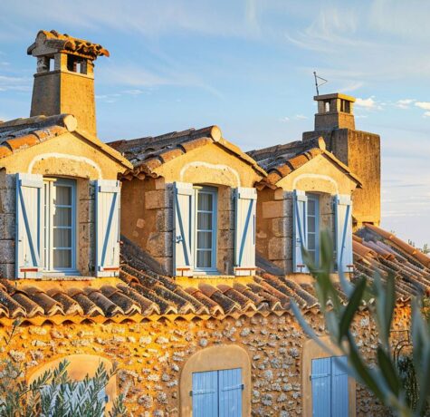 Maison provençale à Saint-Tropez avec lucarnes traditionnelles en pierre et volets bleus
