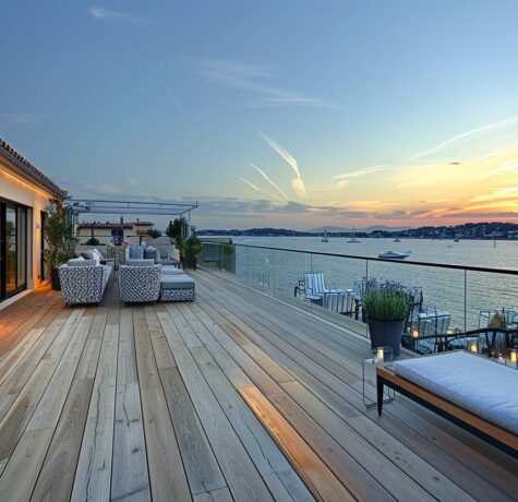 Toit-terrasse panoramique à Saint-Tropez avec vue mer au coucher du soleil meubles de jardin et végétation méditerranéenne