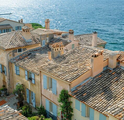 Vue aérienne des toits de Saint-Tropez face à la mer Méditerranée illustrant les défis d'étanchéité