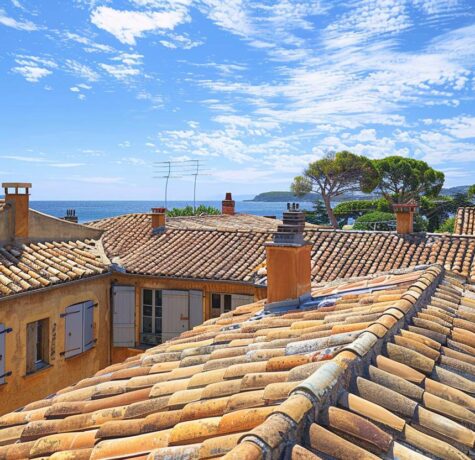 Toitures traditionnelles et modernes de Saint-Tropez résistant aux UV avec vue sur la mer Méditerranée