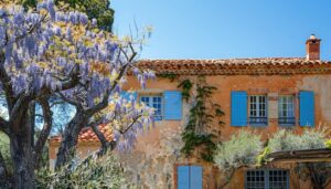 Mas provençal traditionnel à Saint-Tropez avec toiture en tuiles façade en pierre et génoises
