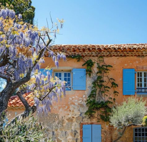 Mas provençal traditionnel à Saint-Tropez avec toiture en tuiles façade en pierre et génoises