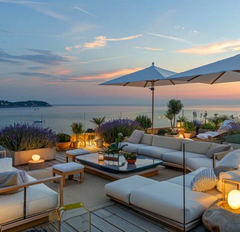 Toiture-terrasse accessible aménagée à Saint-Tropez avec vue panoramique sur la mer